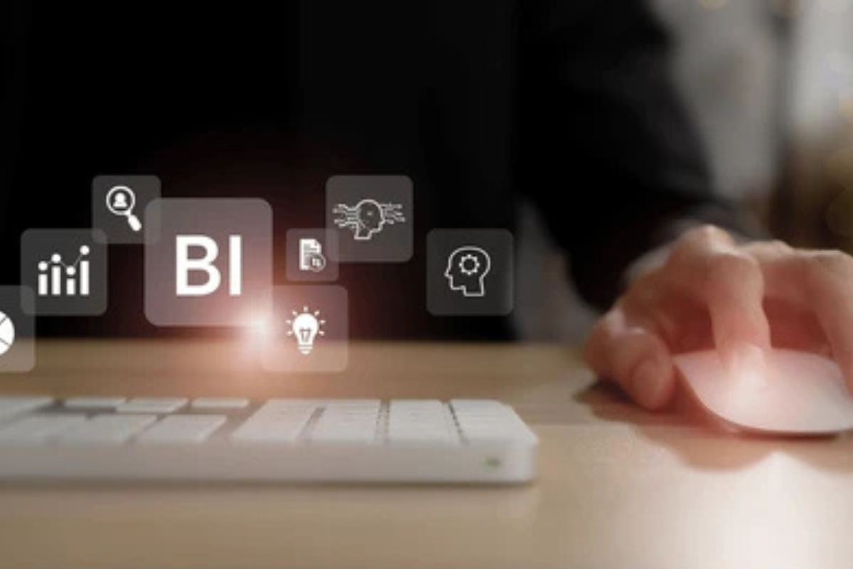How does Power BI handle real-time data analytics?