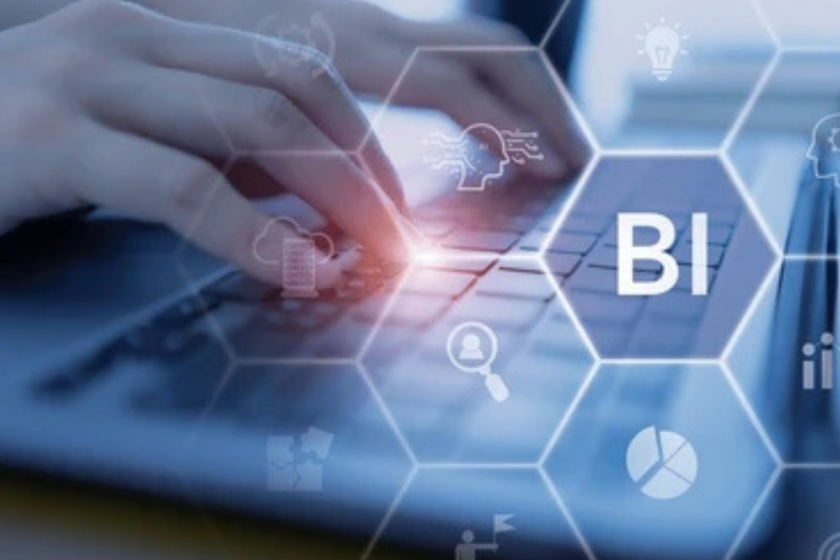 How does Power BI handle real-time data analytics?